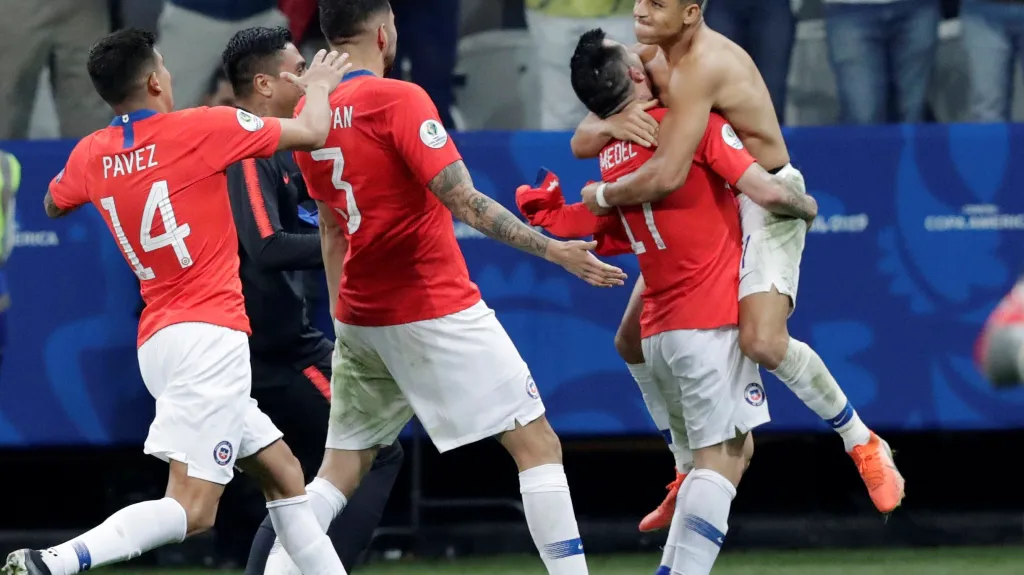 Chilané se radují po proměněné postupové penaltě Sáncheze