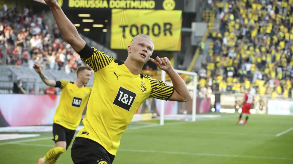 Erling Haaland a Marco Reus z Dortmundu oslavují gól 