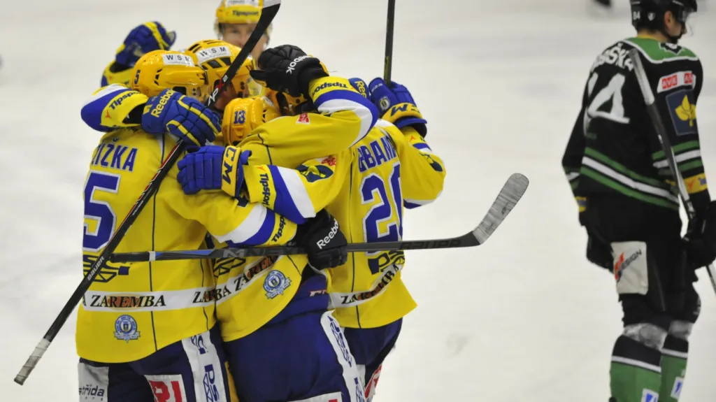 Hokejisté Zlína slaví gól v síti Mladé Boleslavi