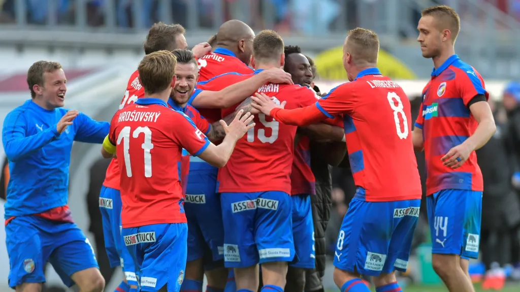 Fotbalisté Plzně se radují z vítězného gólu proti Jablonci