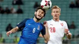 Antonín Barák (vpravo) sleduje hlavičku Javida Husejnova z Ázerbájdžánu