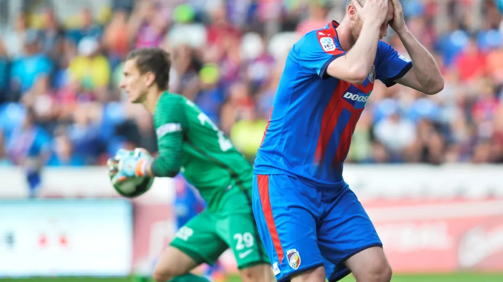 Michael Krmenčík (vpravo) schovává hlavu v dlaních