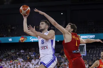 Tomáš Satoranský zakončuje akci v utkání proti Španělsku