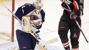 Ondřej Pavelec chytá puk