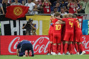 Fotbalisté Belgie se radují z vítězného gólu proti Japonsku