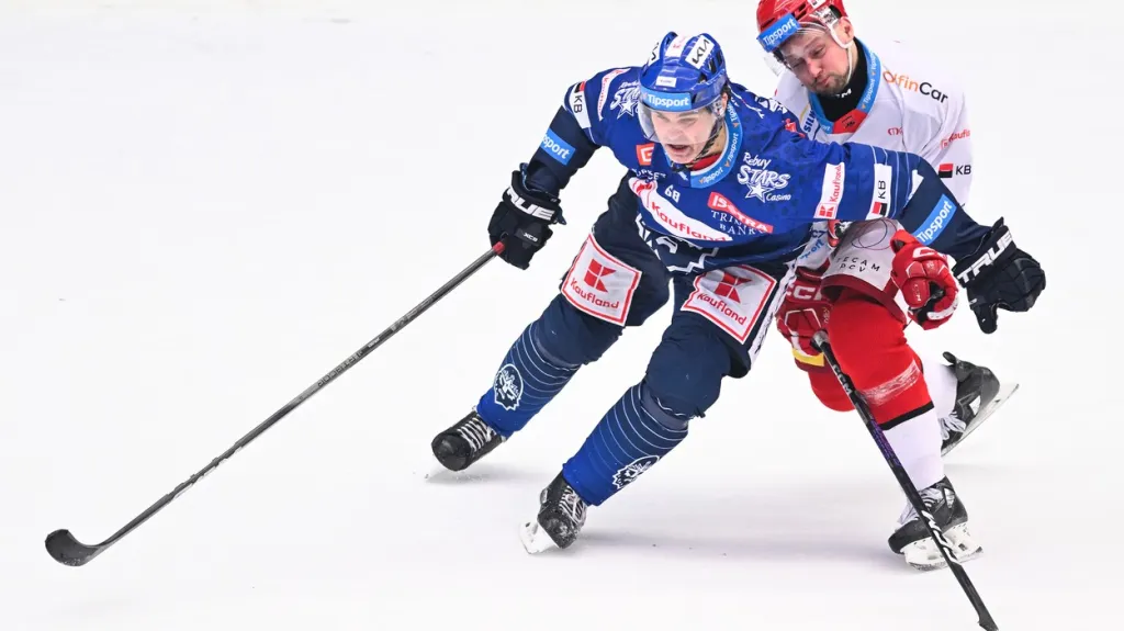 Tomáš Pavelka brání Jaromíra Jágra