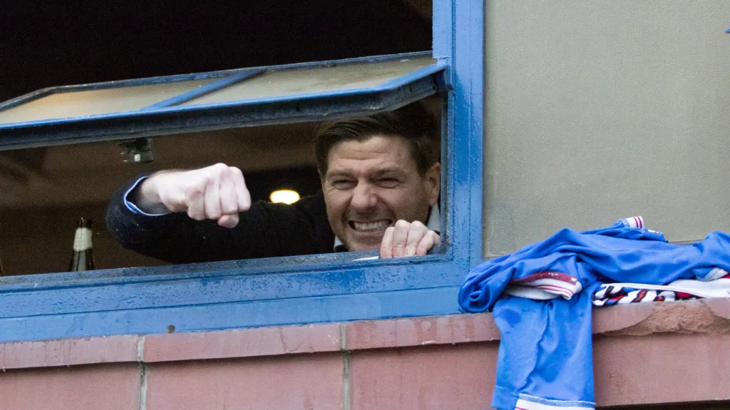 Slavící trenér Rangers Steven Gerrard