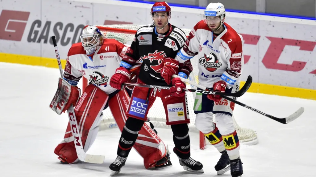 Wojtek Wolski z Třince před brankou Pardubic