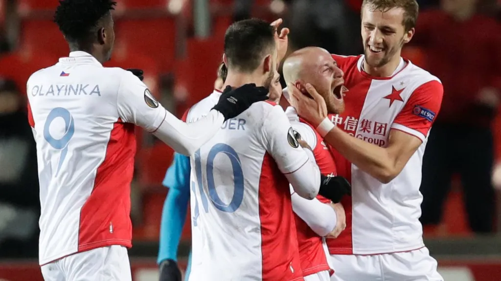 Miroslav Stoch (druhý zprava) se spoluhráči ze Slavie slaví gól v síti Zenitu Petrohrad