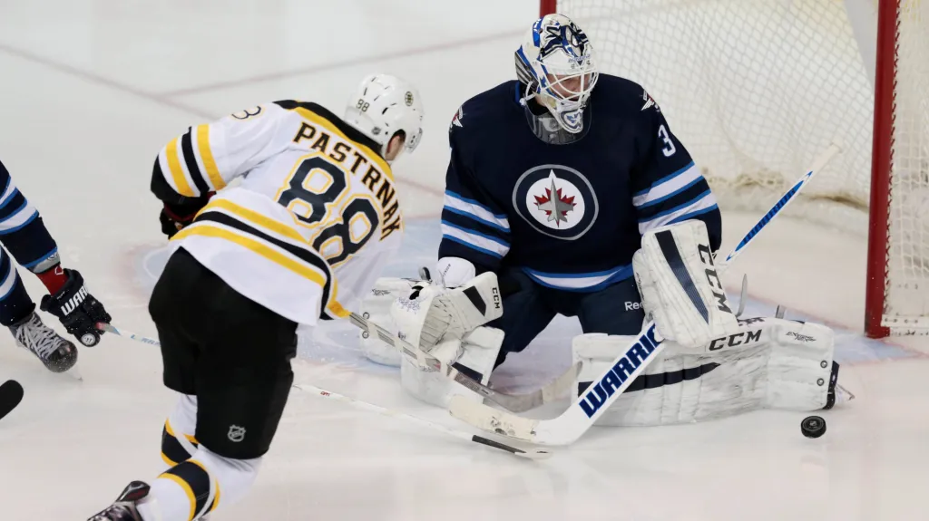 David Pastrňák v utkání s Winnipegem