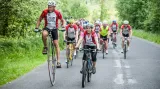 Josef Zimovčák (vlevo) v čele pelotonu na cyklotour Na kole dětem