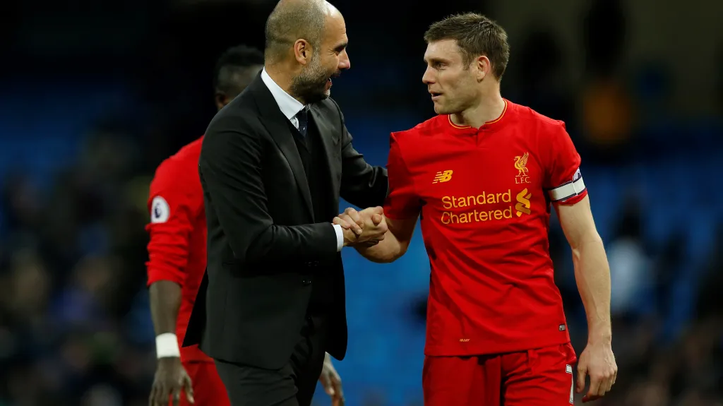 Pep Guardiola v rozmluvě s Jamesem Milnerem z Liverpoolu