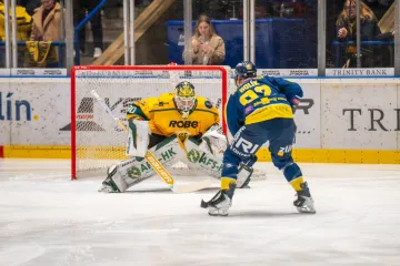 Zlínský útočník Petr Holík při trestném střílení proti Vsetínu