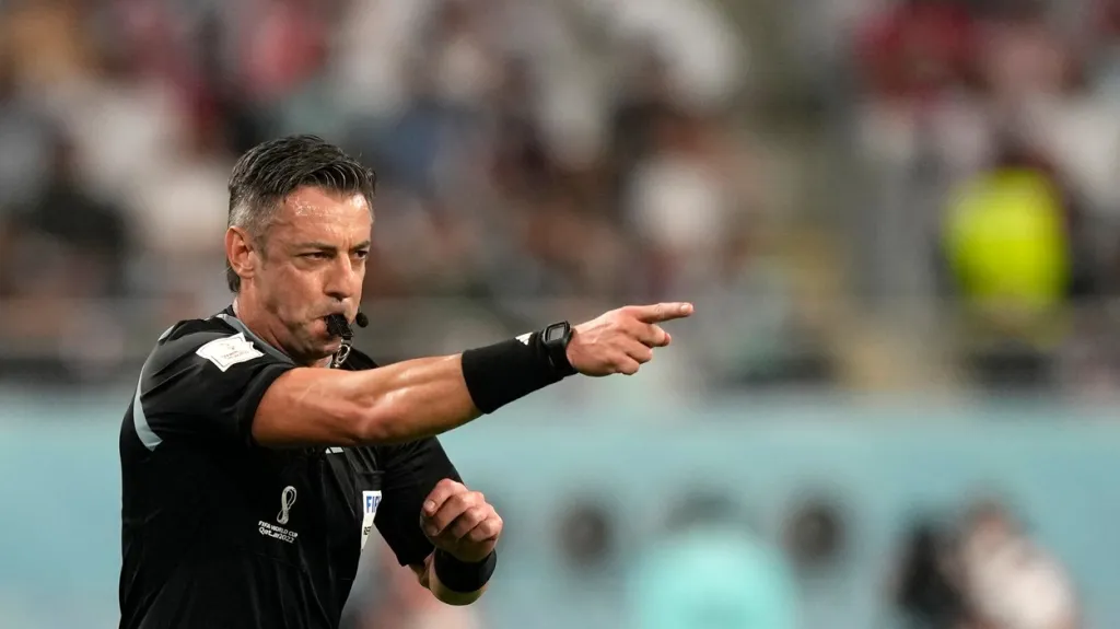 Sudí Raphael Claus v utkání Anglie - Írán