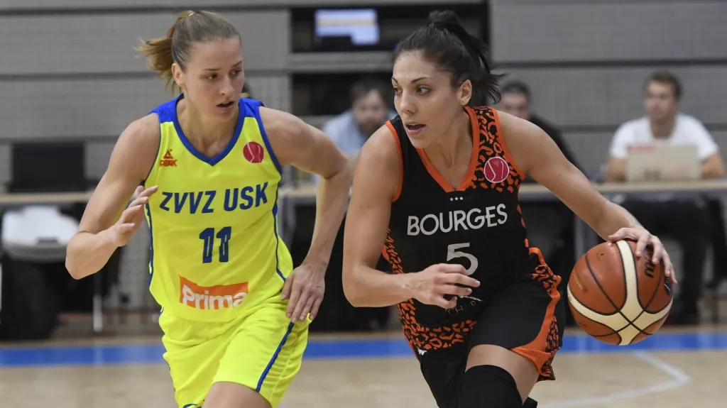 Kateřina Elhotová (vlevo) v utkání Euroligy