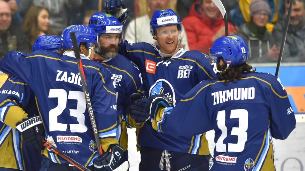 Jaromír Jágr se raduje se spoluhráči z Kladna