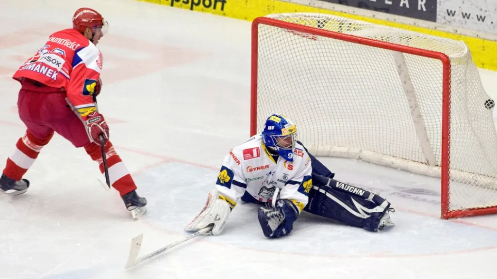 Jiří Šimánek střílí gól brankáři Markovi Pincovi