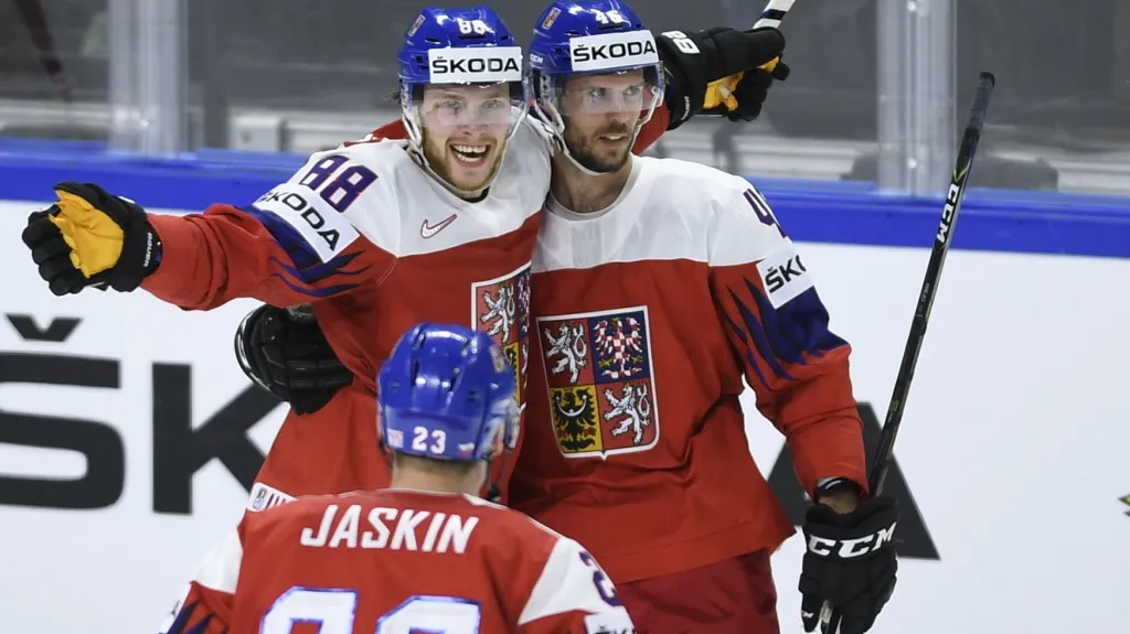 David Pastrňák (vlevo) se raduje s Davidem Krejčím