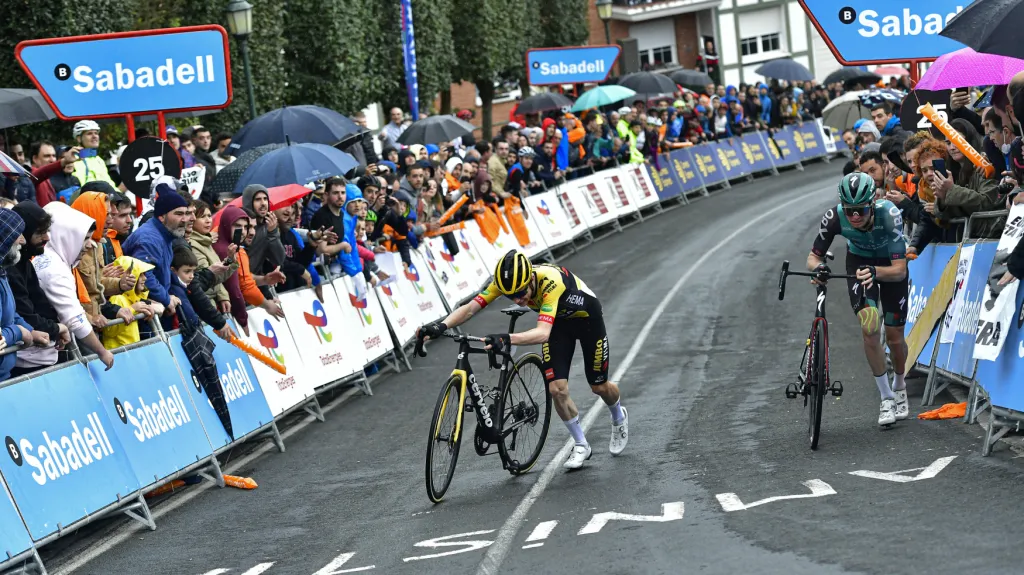 Cyklisté Jonas Vingegaard a Alexandr Vlasov v závodu Kolem Baskicka