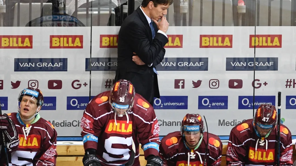 Zamyšlený trenér Sparty Uwe Krupp se svými svěřenci