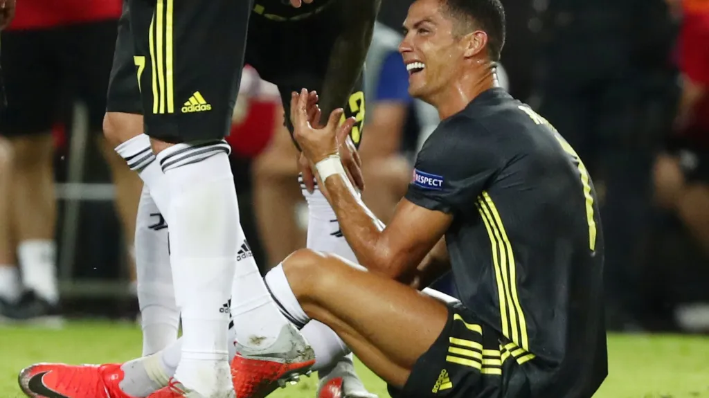 Ronaldo dostal v duelu za Juventus červenou kartu