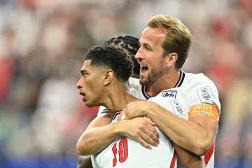 Jude Bellingham a Harry Kane slaví třetí gól Anglie proti Chorvatsku