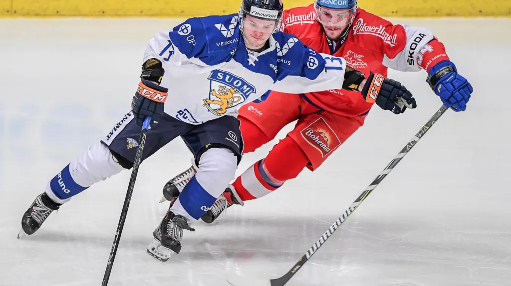 Tomáš Kundrátek (vpravo) v souboji s Juliusem Junttilou z Finska