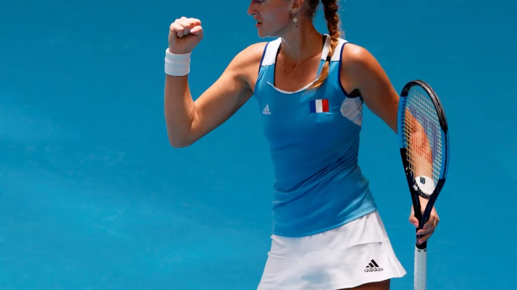 Kristina Mladenovicová z Francie se raduje ve finále Fed Cupu