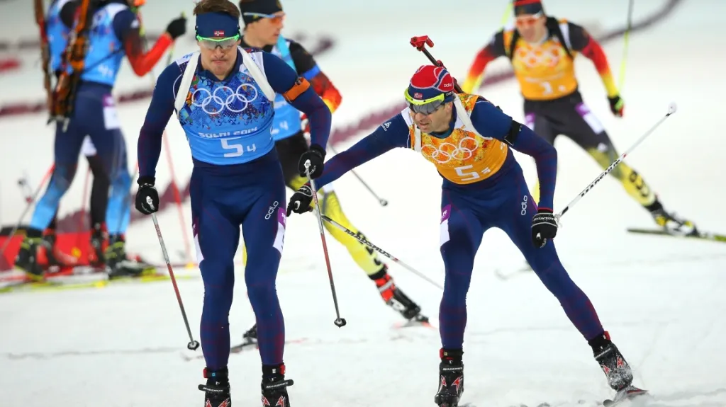 Ole Einar Björndalen (vpravo vpředu) a Emil Hegle Svendsen (vlevo vpředu)