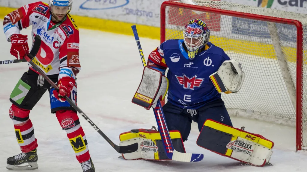 Dominik Hrachovina v utkání s Pardubicemi