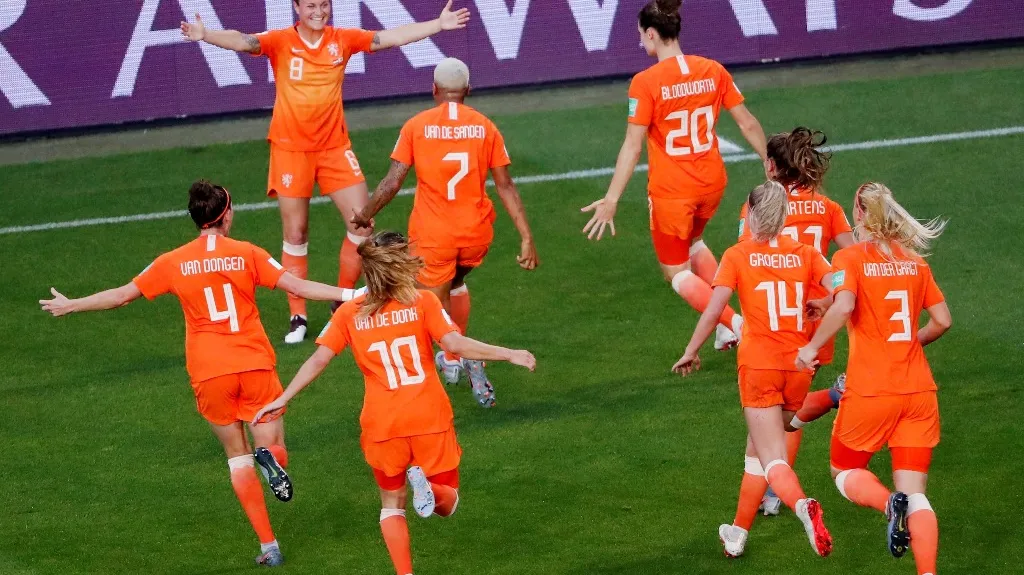 Nizozemské fotbalistky se radují z gólu na mistrovství světa