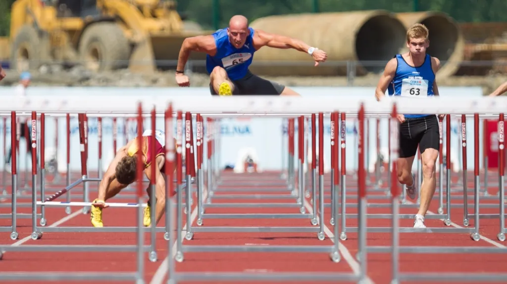 Petr Svoboda (uprostřed) v závodě na 110m překážek