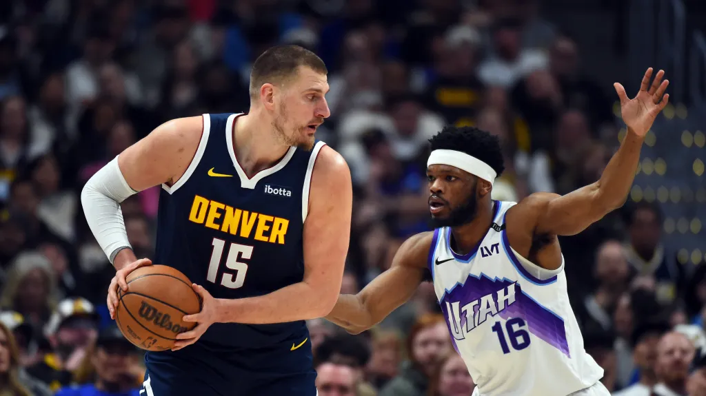 Nikola Jokič v utkání s Utahem