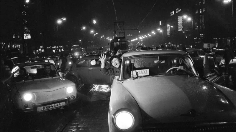 Václavské náměstí: oslavy vítězství hokejistů nad SSSR (28. 3. 1969)