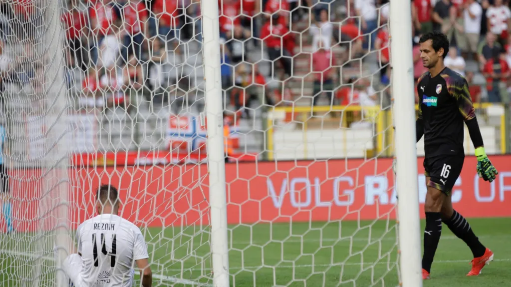 Radim Řezník a brankář Plzně Aleš Hruška po inkasovaném gólu od Antverp