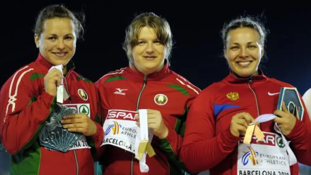 Naděžda Ostapčuková (uprostřed)