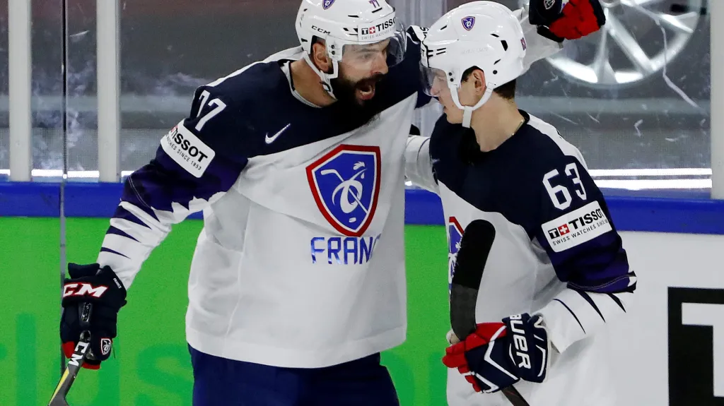 Sacha Treille (vlevo) se raduje ze vstřeleného gólu v dresu Francie