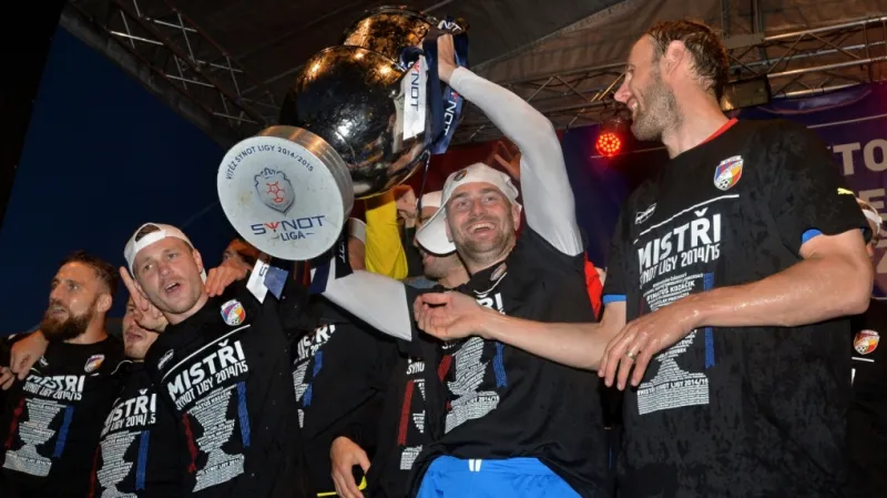 Hráči Viktorie oslavují zisk titulu s fanoušky na Náměstí republiky