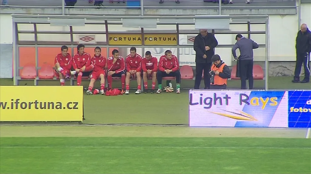 Hráči Zbrojovky na střídačce
