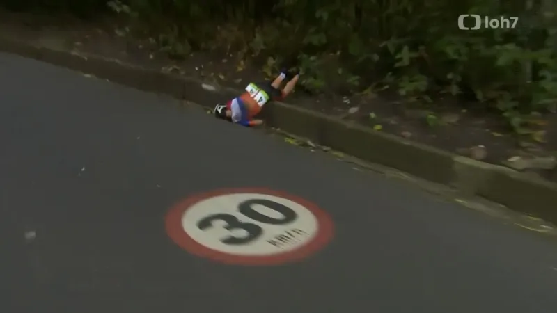 Těžký pád Annemiek Van Vleutenové v silničním závodě žen