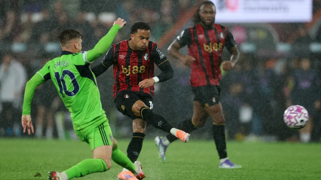 Zápas Bournemouth – Fulham se odehrál v silném dešti