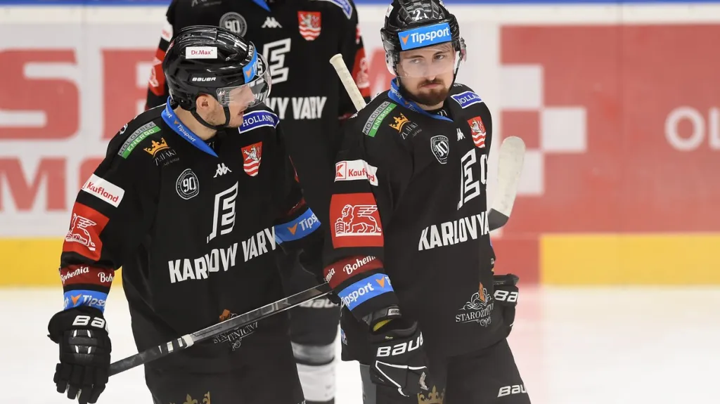 Karlovarský forvard Jiří Černoch se spoluhráčem Davidem Bernadem