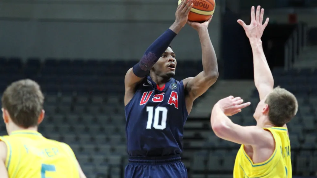 Justice Winslow střílí na koš na MS do 19 let