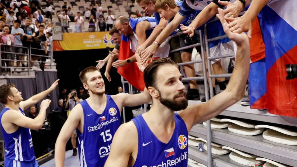 Zprava Vojtěch Hruban, Martin Peterka a Jaromír Bohačík slaví s fanoušky