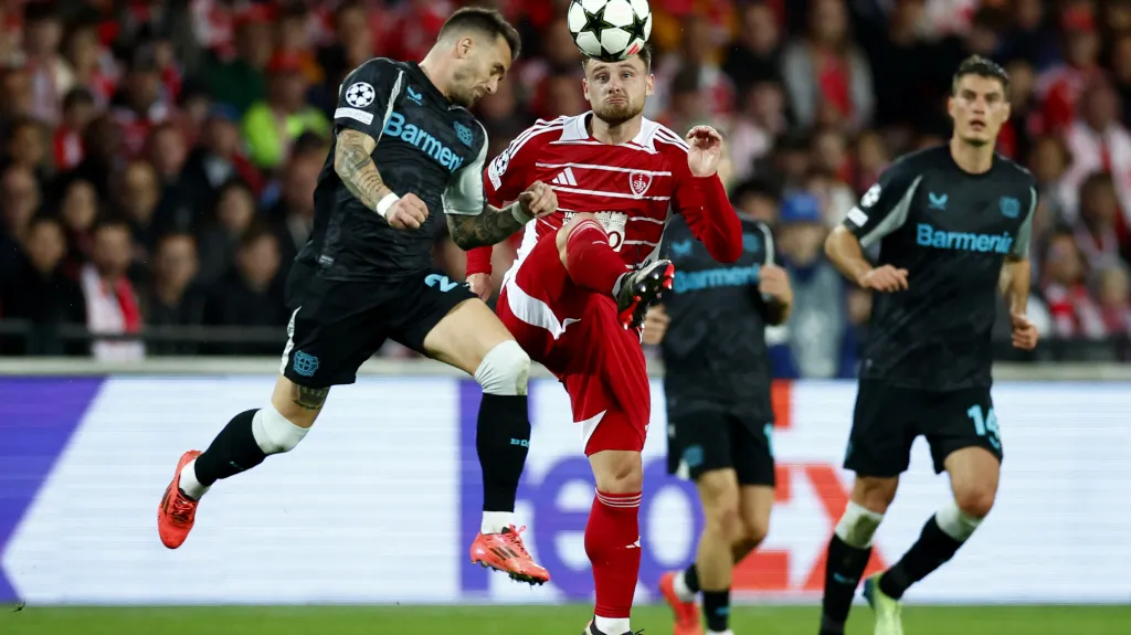 Patrik Schick sleduje souboj v zápase Brest – Leverkusen 