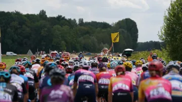 Ředitelka závodu Marion Rousseová startuje etapu