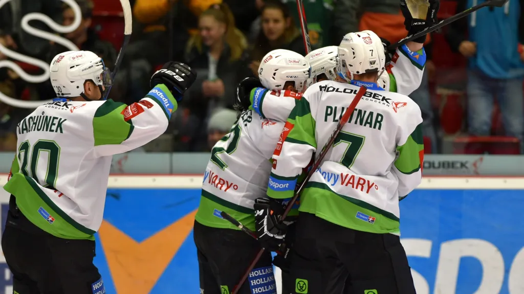 Hokejisté Karlových Varů se radují z gólu