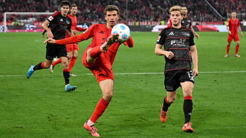 Thomas Müller z Bayernu v souboji s Andrásem Schäfer z Unionu