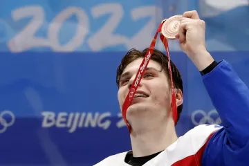Juraj Slafkovský s bronzovou olympijskou medailí