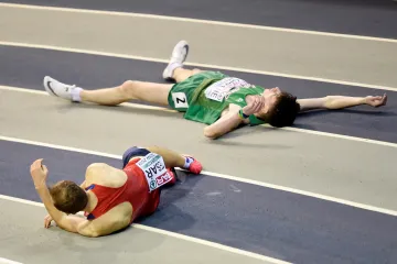 Čtvrtkař Jan Tesař (vlevo) po pádu na halovém mistrovství Evropy